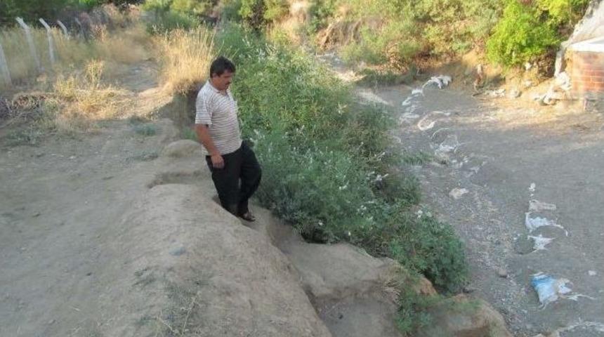 Edremit&rsquo;te Dere Kenarında K&ouml;pr&uuml; &Ccedil;ilesi