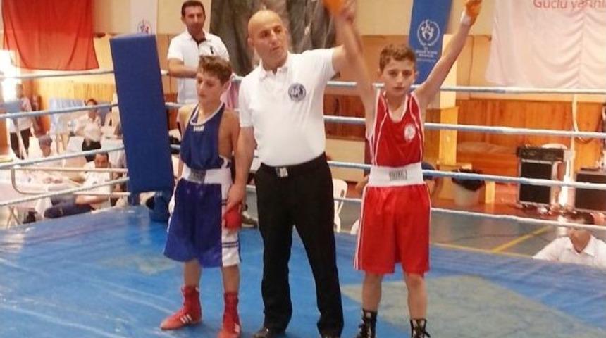 Minik Boks&ouml;rler Burdur'dan 5 Madalya İle D&ouml;nd&uuml;