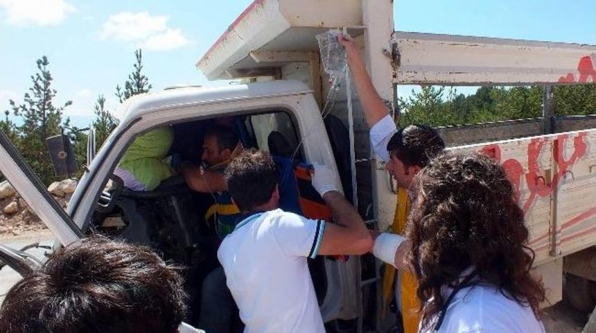 Trakt&ouml;re Arkadan &Ccedil;arptı, Kamyonun İ&ccedil;inde Sıkıştı