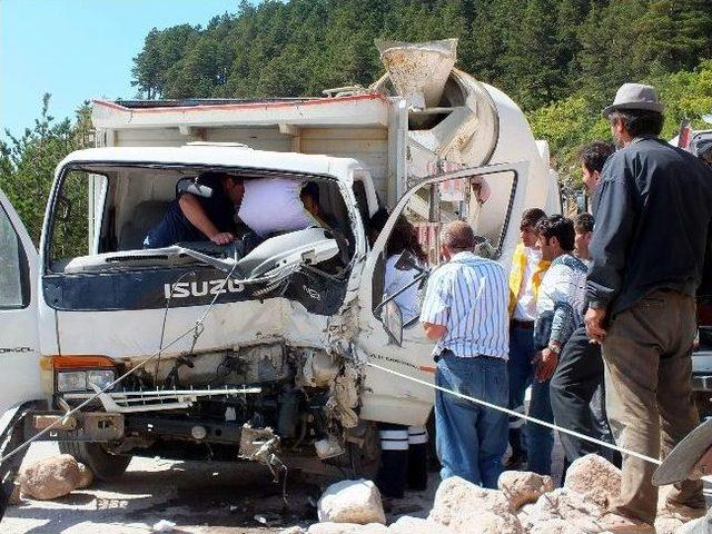 Traktöre Arkadan Çarptı, Kamyonun İçinde Sıkıştı