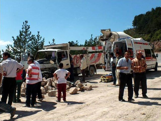 Traktöre Arkadan Çarptı, Kamyonun İçinde Sıkıştı