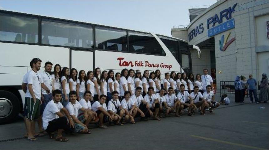 Halk Oyunları Ekibi &Ccedil;ek Cumhuriyeti&rsquo;ne Uğurlandı