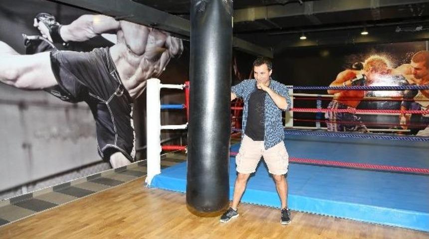 Rafet El Roman Stresini Kum Torbasıyla Atıyor