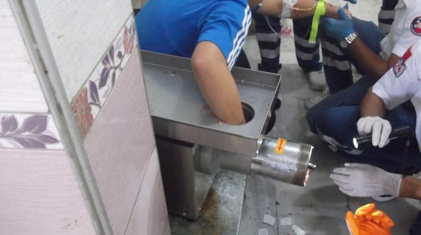 Kolunu Kıyma Makinesine Kaptıran Kasabın Imdadına Itfaiye Yetişti