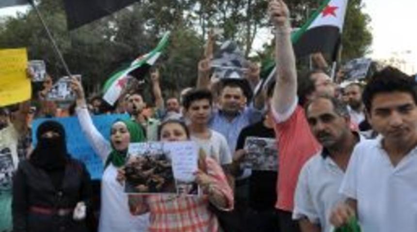 İstanbul'daki Suriyeliler Kimyasal Saldırıyı Protesto Etti