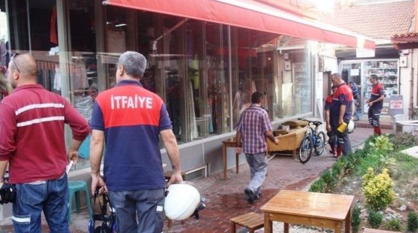 Ayvalık&rsquo;ta Mağaza Yangını Korkuttu