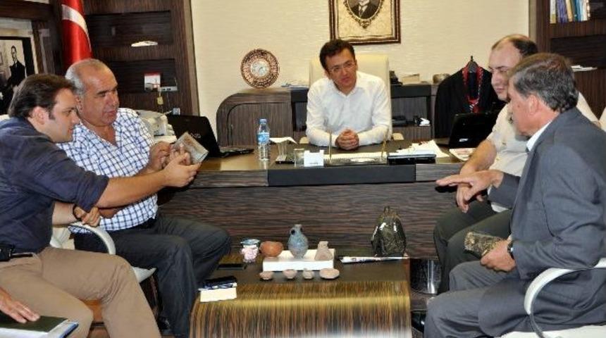 Emekli &Ouml;ğretmen, 97 Yıllık Top Kovanını Kaymakamlığa Hediye Etti