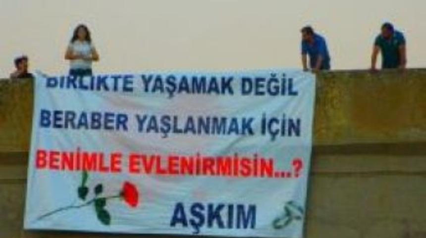 Tarihi  k&ouml;pr&uuml;de pankart a&ccedil;arak evlenme teklif etti