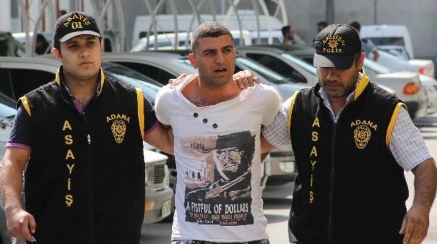 Hırsızlık zanlısı g&ouml;r&uuml;nt&uuml;lenince otomobile kafa attı