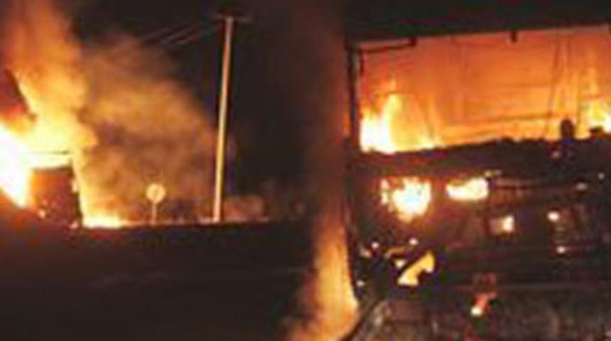 PKK'lılar ağa&ccedil; kesen k&ouml;yl&uuml;lerin aracını yaktı