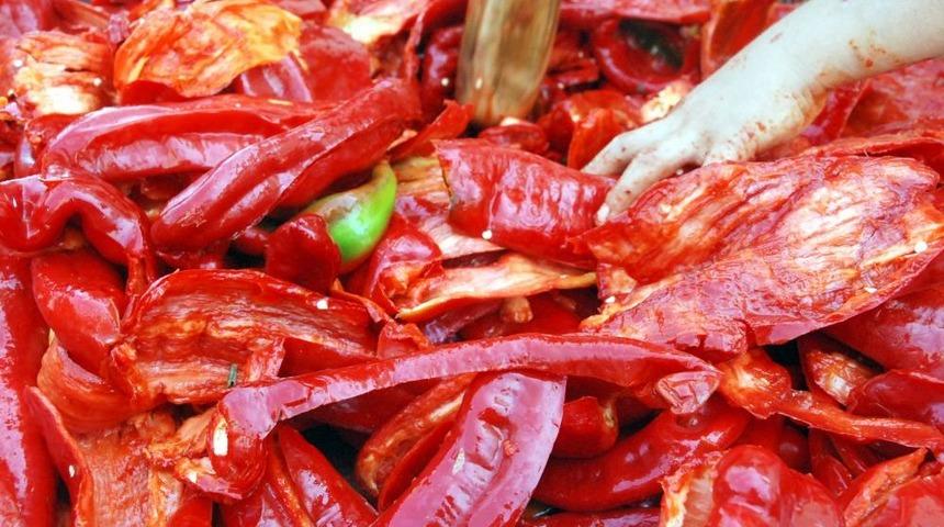 Akdeniz Mutfağının Vazge&ccedil;ilmezi Sal&ccedil;alık Biberler Kışa Hazırlanıyor