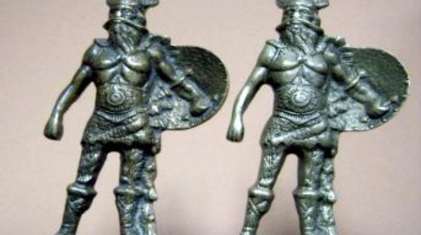 Sahte heykelle vatandaşları dolandırdılar