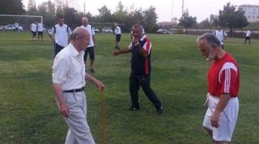 Eski Ve Yeni Futbolcular G&ouml;steri Ma&ccedil;ı Yaptı