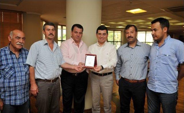 Yörüklerden Başkan Tütüncü’ye Plaket