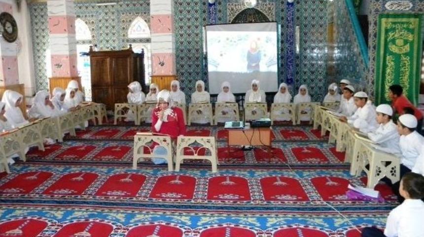 Kuran Kurslarına Katılan &Ouml;ğrencilere Hediyeler Verildi