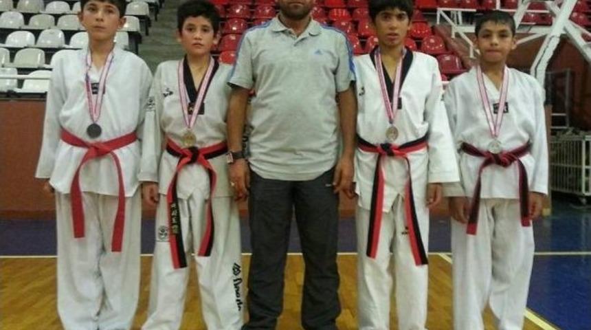 Şahinbey Belediye Gen&ccedil;lik Tekvando Takımı 4 Madalya Birden Aldı