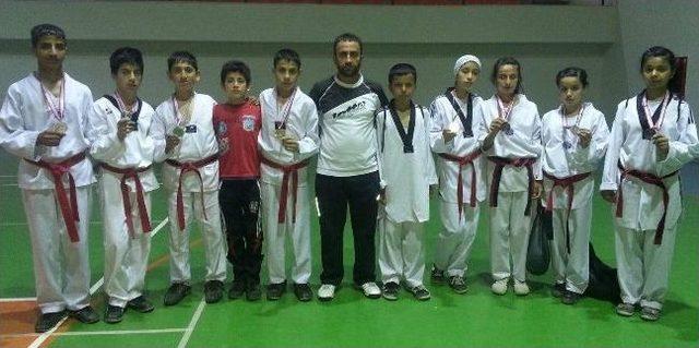 Şahinbey Belediye Gen&ccedil;lik Tekvando Takımı 4 Madalya Birden Aldı 1