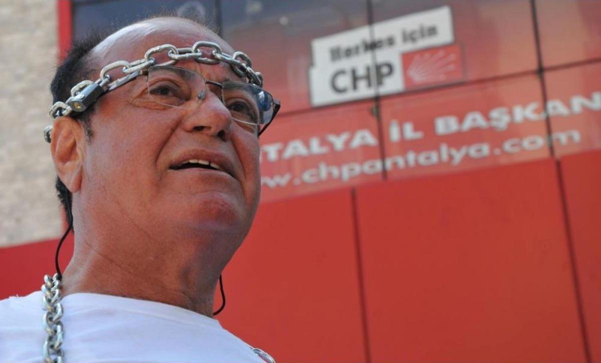 Kendini Zincirleyerek, CHP'yi Protesto Etti