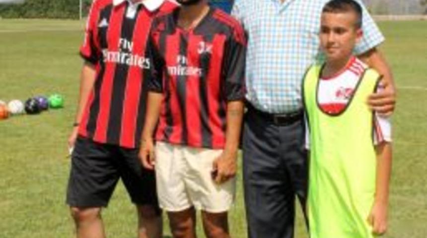 Milan Alt Yapısı &Ouml;l&uuml;deniz'de Kamp Yapıyor