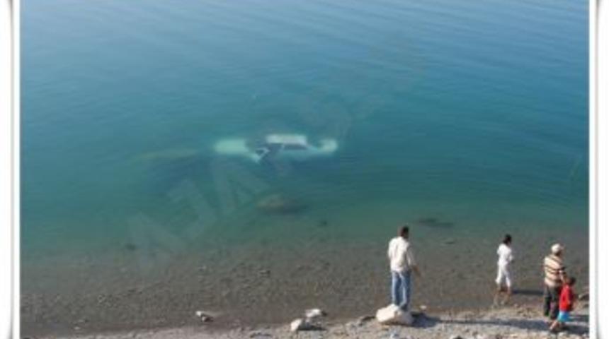 İ&ccedil;inde 4 kişi buluna ara&ccedil; hazar g&ouml;l&uuml;ne u&ccedil;tu