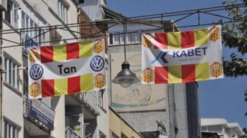 Yeni Malatyaspor'da Bayrak Asma Kampanyası S&uuml;r&uuml;yor