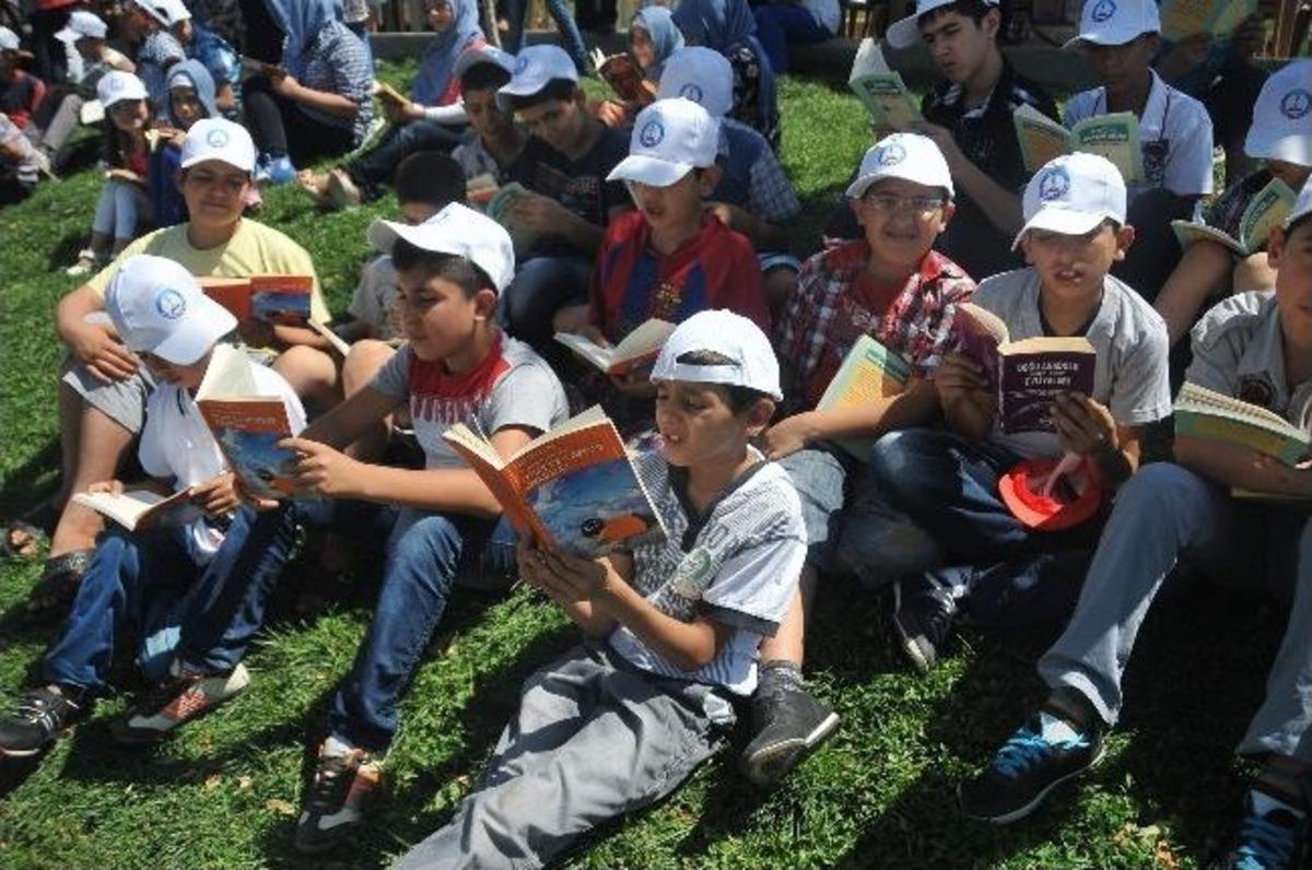 Bin &Ouml;ğrenci Aynı Anda Kitap Okudu