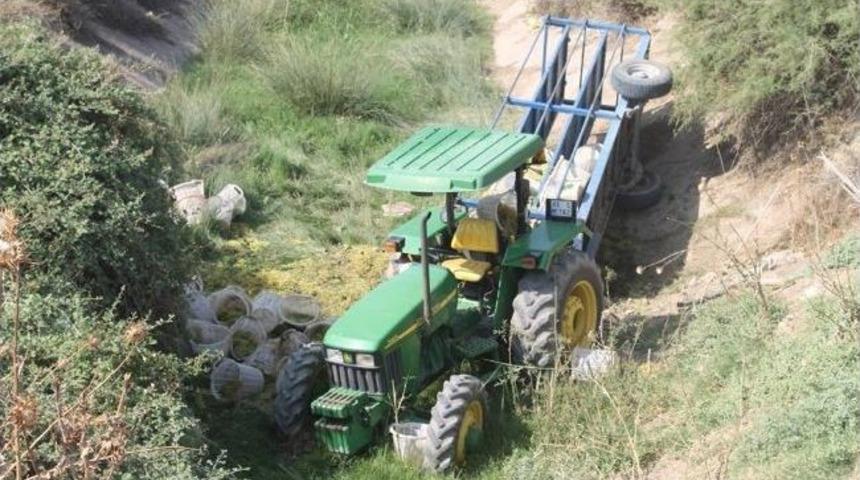 &Uuml;z&uuml;m Taşıyan Trakt&ouml;r Tahliye Kanalına D&uuml;şt&uuml;