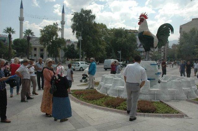 Camdan Horoz Heykeline Büyük İlgi