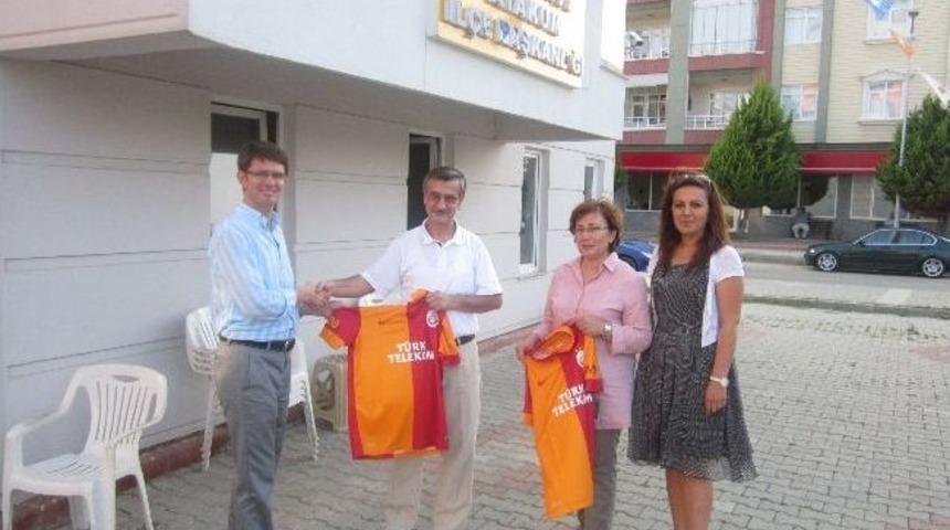 &Ccedil;ağatay Kılı&ccedil;'tan L&ouml;semili &Ccedil;ocuklara Forma