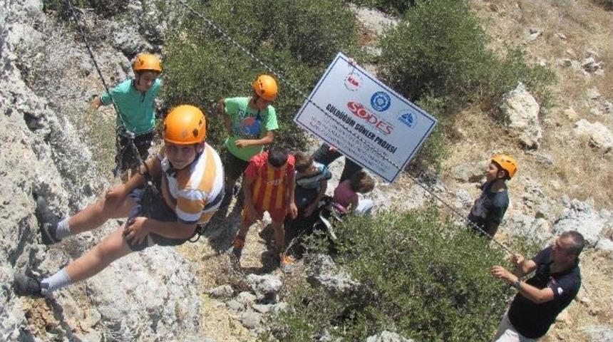 K&ouml;y &Ccedil;ocukları Sodes&rsquo;le G&uuml;l&uuml;yor