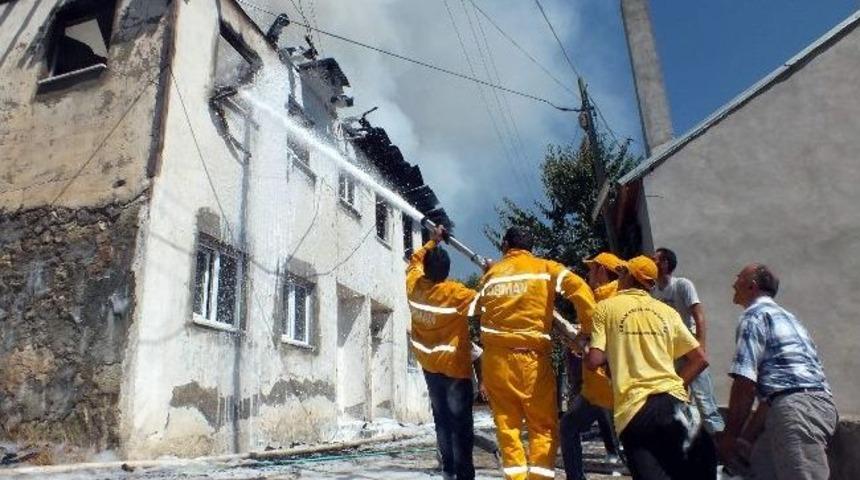 Koyulhisar&rsquo;da Ahşap Evde Yangın &Ccedil;ıktı