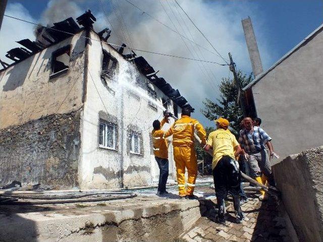 Koyulhisar’da Ahşap Evde Yangın Çıktı