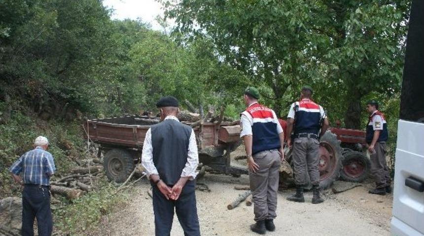 Odun Y&uuml;kl&uuml; Trakt&ouml;r Devrildi: 2 &Ouml;l&uuml;