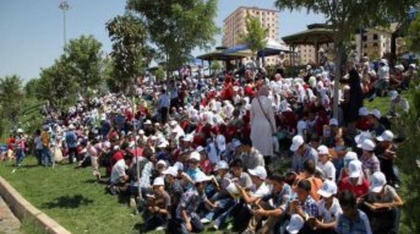 Bin &Ouml;ğrenci Aynı Anda Kitap Okudu