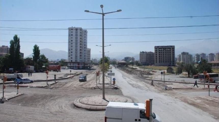 Necipfazıl Bulvarında Yol &Ccedil;alışması S&uuml;r&uuml;yor