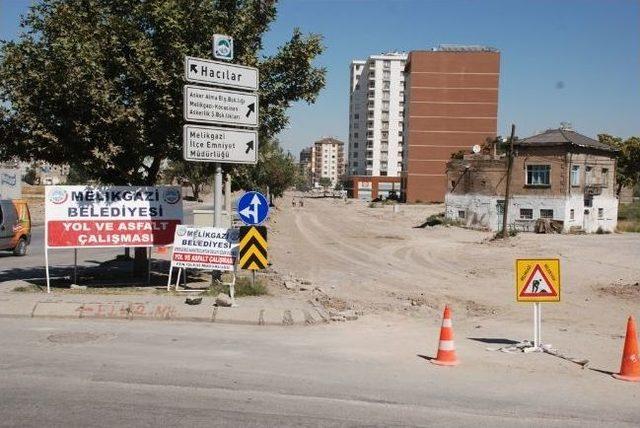 Necipfazıl Bulvarında Yol Çalışması Sürüyor