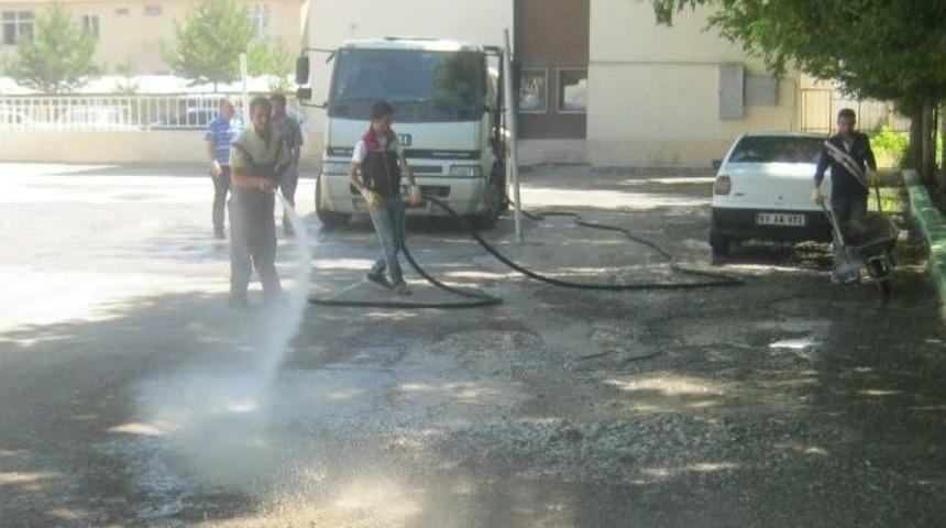 Belediye Okul Bah&ccedil;elerini Yıkama &Ccedil;alışmalarına Hız Verdi