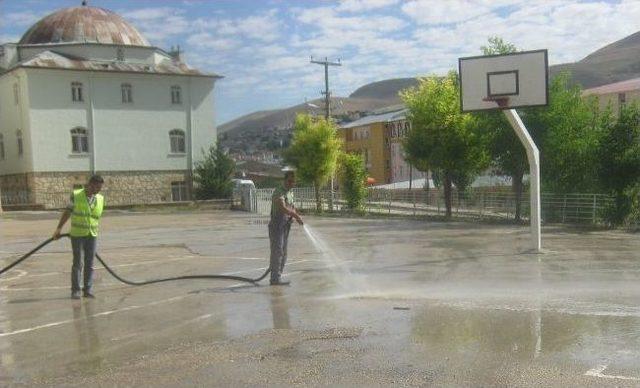 Belediye Okul Bahçelerini Yıkama Çalışmalarına Hız Verdi