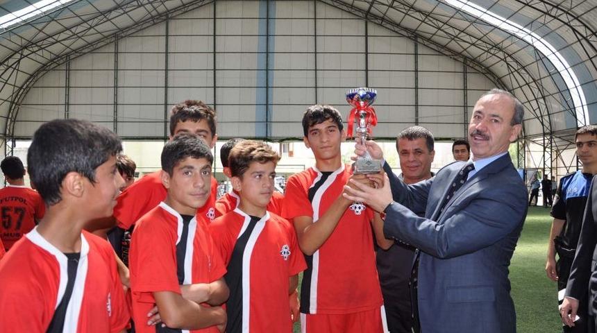 Futbol Kursuna Giden &Ccedil;ocuklara Malzeme Dağıtıldı