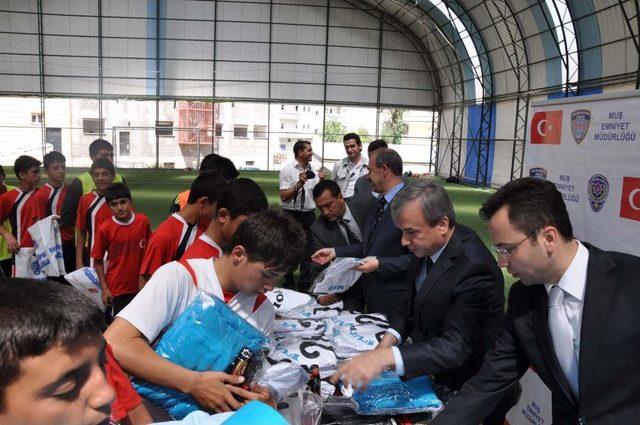 Futbol Kursuna Giden &Ccedil;ocuklara Malzeme Dağıtıldı 1