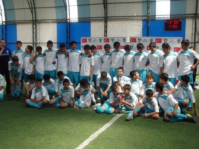 Futbol Kursuna Giden &Ccedil;ocuklara Malzeme Dağıtıldı 2