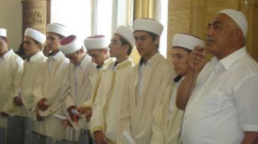 T&uuml;rkoğlu&rsquo;nda 8 Hafız Belgelerini T&ouml;renle Aldı