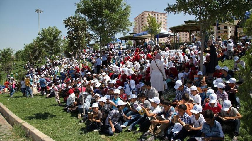 Bin &Ouml;ğrenci Aynı Anda Kitap Okudu