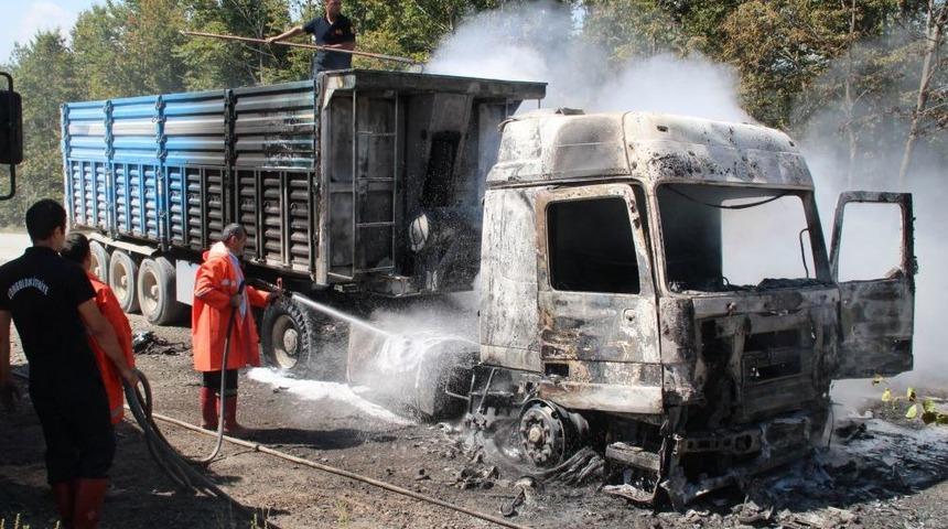 &Ccedil;akıl Y&uuml;kl&uuml; TIR, Seyir Halindeyken Yandı