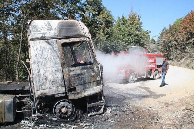 Çakıl Yüklü TIR, Seyir Halindeyken Yandı