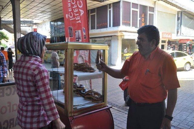 Simit Satarak Hasta Kocası Ve 5 Çocuğuna Bakıyor