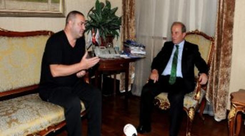 Sanat&ccedil;ı Şafak Sezer, Vali &Ouml;zt&uuml;rk&rsquo;&uuml; Ziyaret Etti