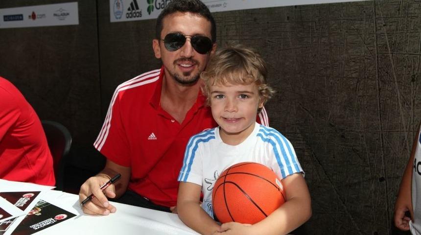 A Milli Basketbol Takımı Hayranlarına Imza Dağıttı