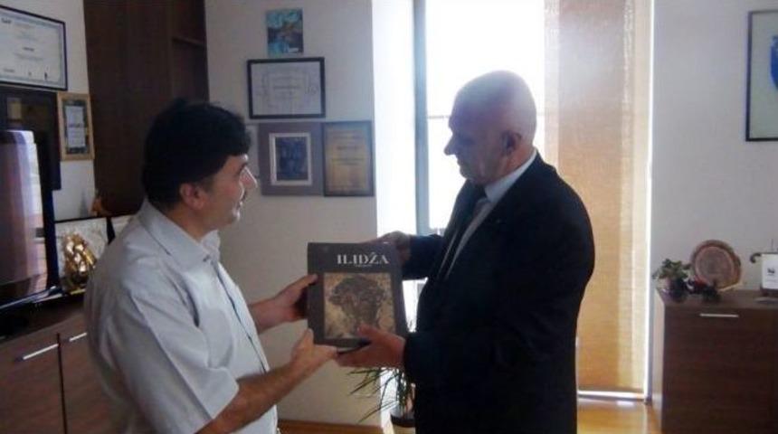 &Ccedil;aycuma Belediye Başkanı G&uuml;lşen, Saray Bosna Belediye Başkanına Plaket G&ouml;nderdi