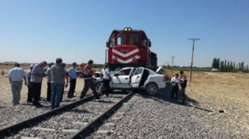 Y&uuml;k treni otomobile &ccedil;arptı: 2 &ouml;l&uuml;, 1 yaralı